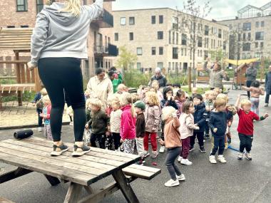 Børn og voksne på legepladsen