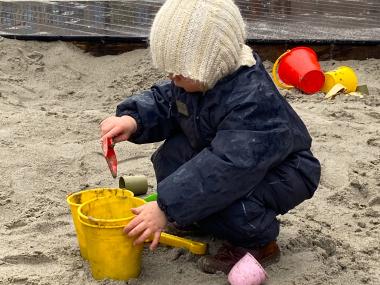 Barn leger i sandkassen